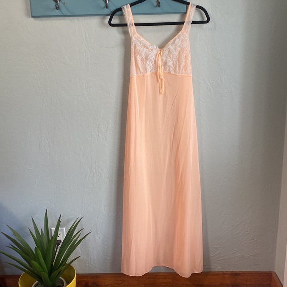 VINTAGE PEIGNOIT SET—FLORAL LACE ROBE AND NIGHTGOWN, PEACH NYLON LINGERIE SET - Picture 5 of 13